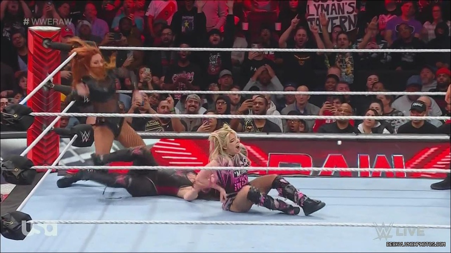 WWE_Monday_Night_Raw_2022_12_05_720p_HDTV_x264-NWCHD_mp4_007258543.jpg