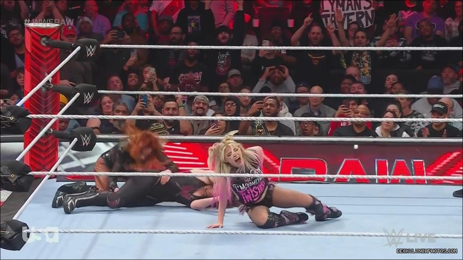 WWE_Monday_Night_Raw_2022_12_05_720p_HDTV_x264-NWCHD_mp4_007258943.jpg