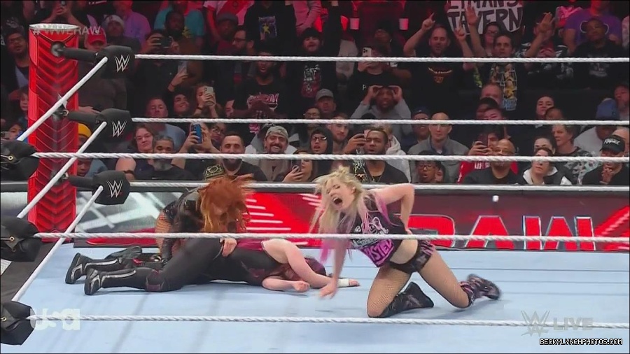 WWE_Monday_Night_Raw_2022_12_05_720p_HDTV_x264-NWCHD_mp4_007259344.jpg