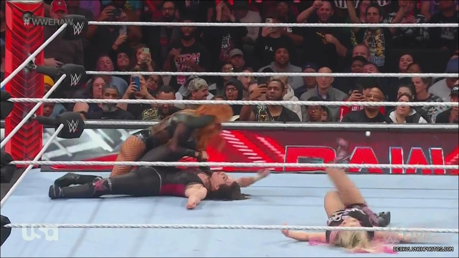 WWE_Monday_Night_Raw_2022_12_05_720p_HDTV_x264-NWCHD_mp4_007260144.jpg