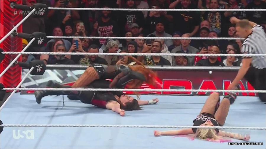 WWE_Monday_Night_Raw_2022_12_05_720p_HDTV_x264-NWCHD_mp4_007260545.jpg