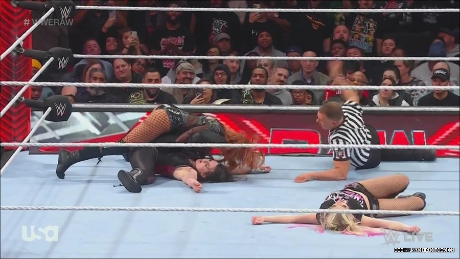 WWE_Monday_Night_Raw_2022_12_05_720p_HDTV_x264-NWCHD_mp4_007261346.jpg