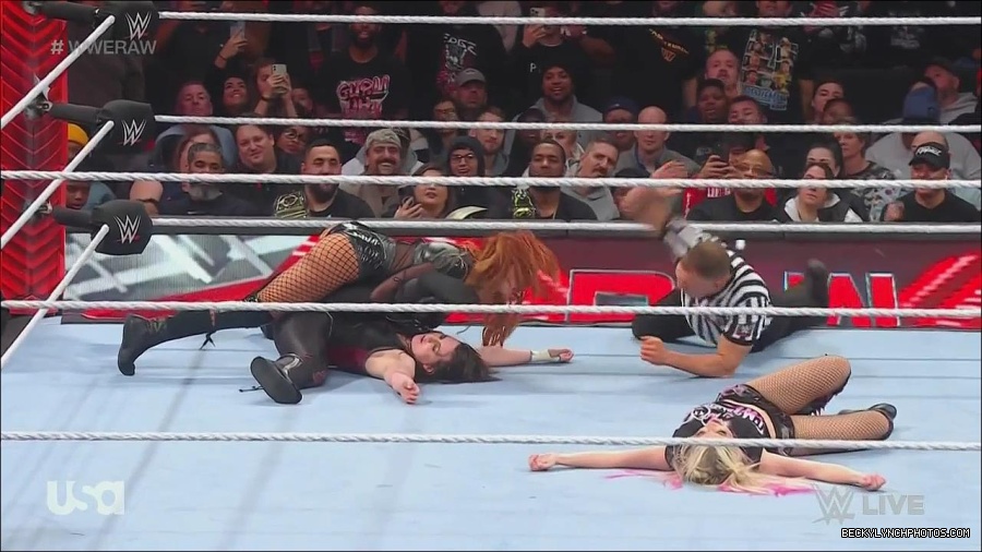 WWE_Monday_Night_Raw_2022_12_05_720p_HDTV_x264-NWCHD_mp4_007261746.jpg
