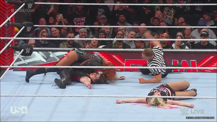 WWE_Monday_Night_Raw_2022_12_05_720p_HDTV_x264-NWCHD_mp4_007262146.jpg