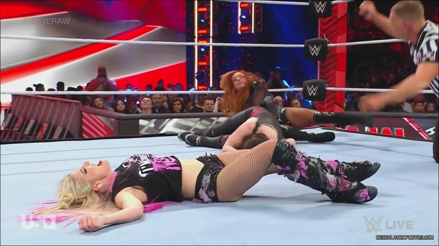 WWE_Monday_Night_Raw_2022_12_05_720p_HDTV_x264-NWCHD_mp4_007263348.jpg