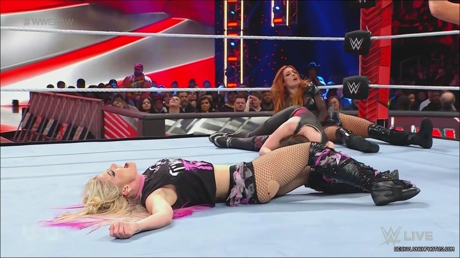 WWE_Monday_Night_Raw_2022_12_05_720p_HDTV_x264-NWCHD_mp4_007264549.jpg