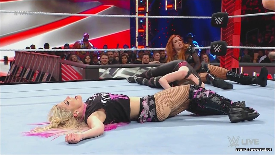 WWE_Monday_Night_Raw_2022_12_05_720p_HDTV_x264-NWCHD_mp4_007265350.jpg