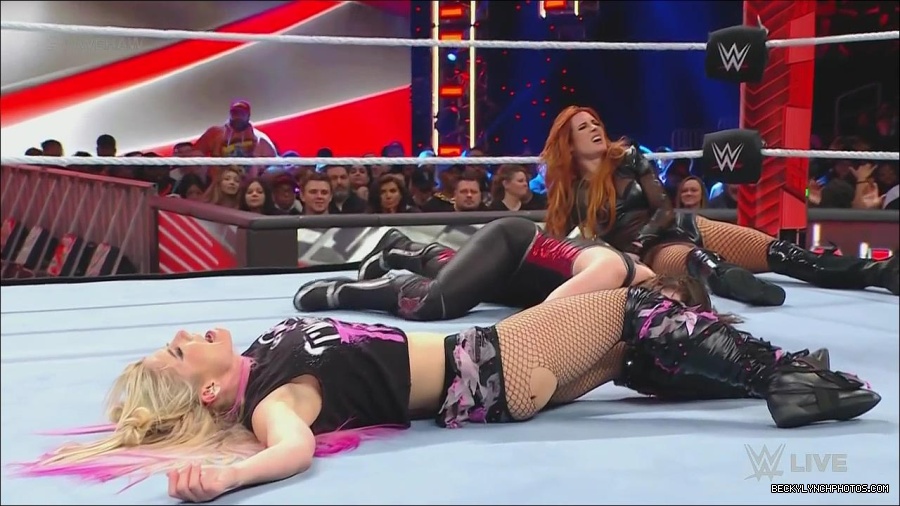 WWE_Monday_Night_Raw_2022_12_05_720p_HDTV_x264-NWCHD_mp4_007266551.jpg