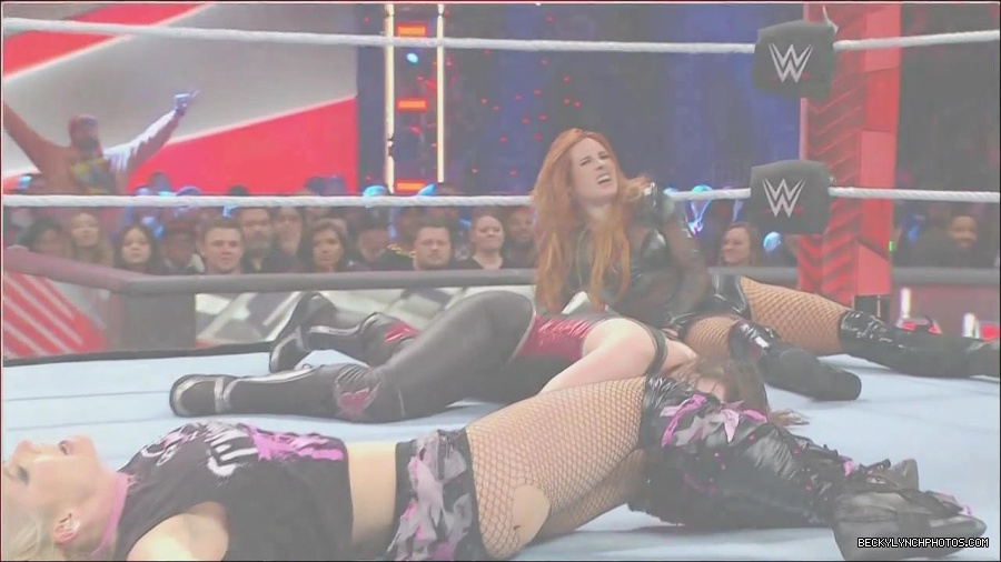 WWE_Monday_Night_Raw_2022_12_05_720p_HDTV_x264-NWCHD_mp4_007268152.jpg