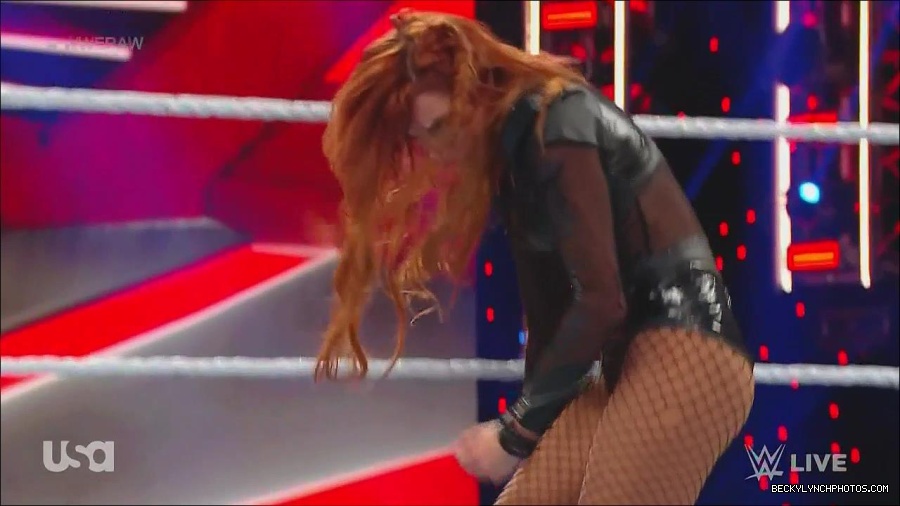 WWE_Monday_Night_Raw_2022_12_05_720p_HDTV_x264-NWCHD_mp4_007296414.jpg