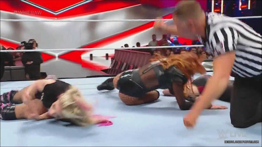 WWE_Monday_Night_Raw_2022_12_05_720p_HDTV_x264-NWCHD_mp4_007436554.jpg