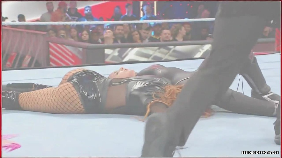 WWE_Monday_Night_Raw_2022_12_05_720p_HDTV_x264-NWCHD_mp4_007438155.jpg