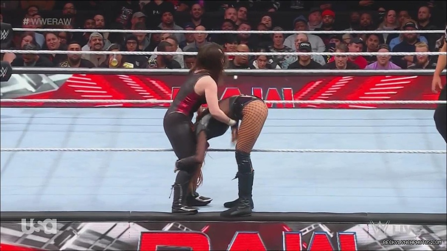 WWE_Monday_Night_Raw_2022_12_05_720p_HDTV_x264-NWCHD_mp4_007485403.jpg