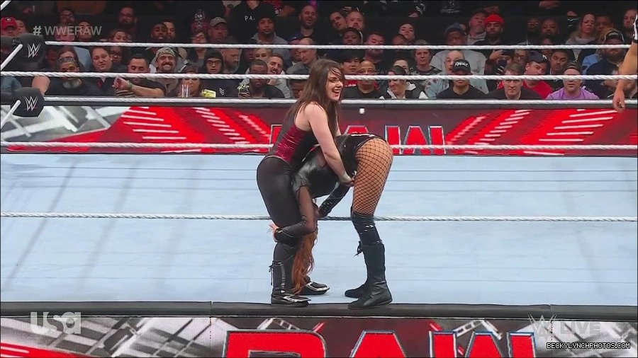 WWE_Monday_Night_Raw_2022_12_05_720p_HDTV_x264-NWCHD_mp4_007487805.jpg