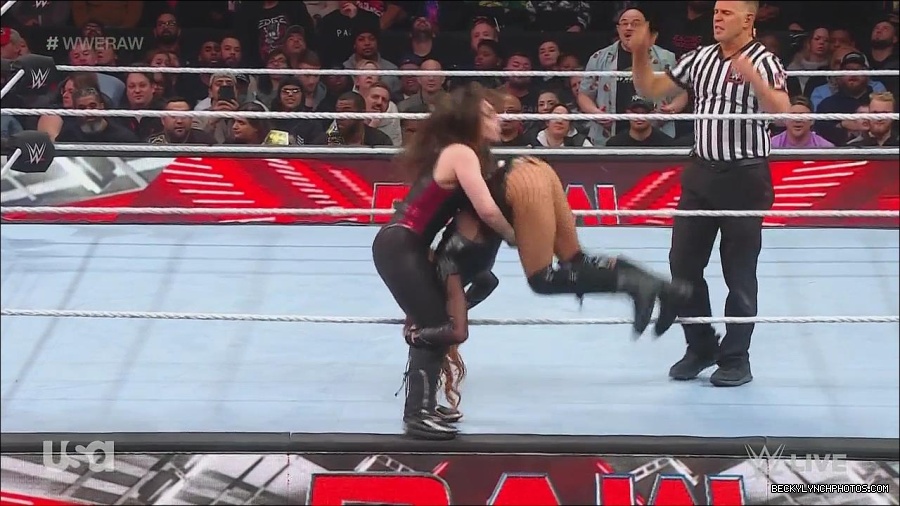 WWE_Monday_Night_Raw_2022_12_05_720p_HDTV_x264-NWCHD_mp4_007491409.jpg