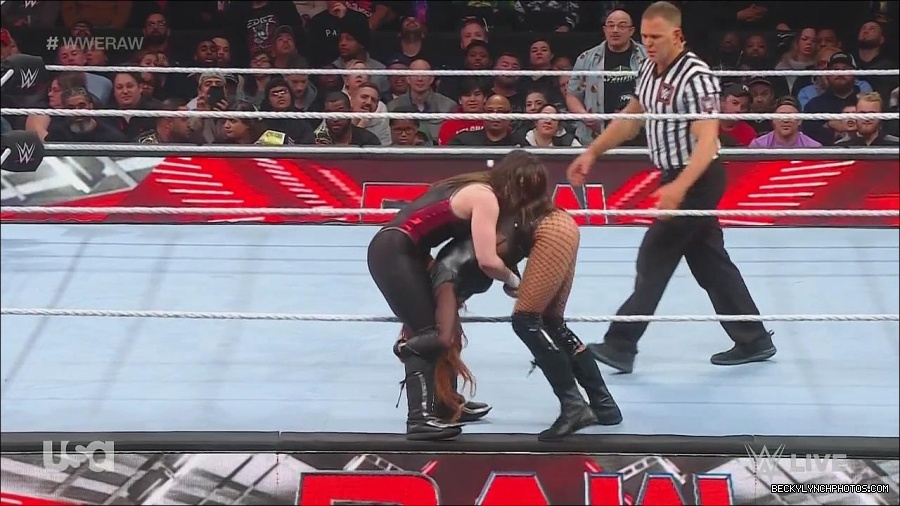 WWE_Monday_Night_Raw_2022_12_05_720p_HDTV_x264-NWCHD_mp4_007492209.jpg