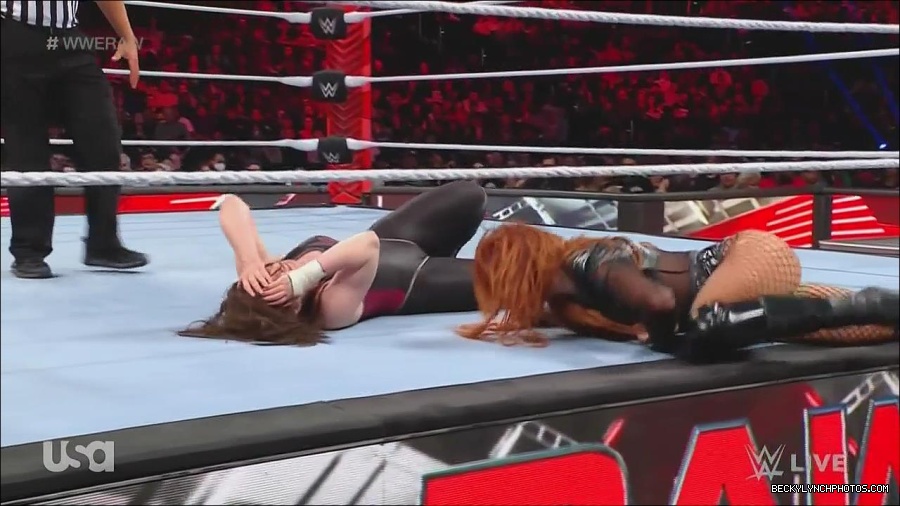 WWE_Monday_Night_Raw_2022_12_05_720p_HDTV_x264-NWCHD_mp4_007506223.jpg