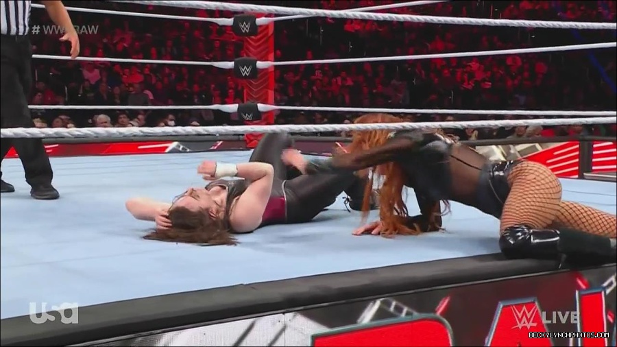 WWE_Monday_Night_Raw_2022_12_05_720p_HDTV_x264-NWCHD_mp4_007506624.jpg