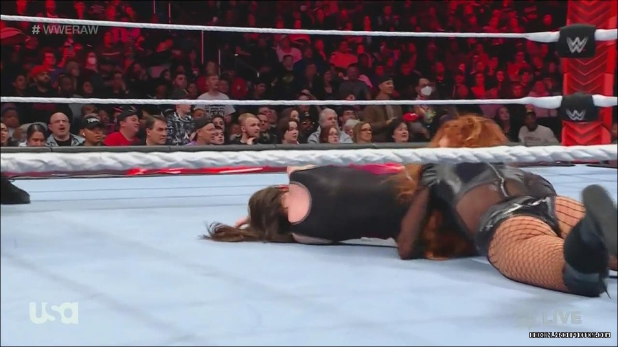 WWE_Monday_Night_Raw_2022_12_05_720p_HDTV_x264-NWCHD_mp4_007512630.jpg