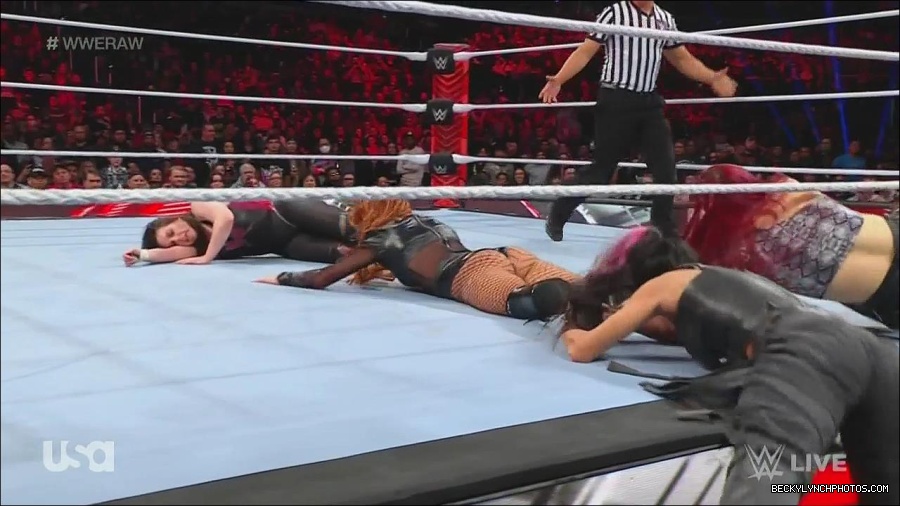 WWE_Monday_Night_Raw_2022_12_05_720p_HDTV_x264-NWCHD_mp4_007518636.jpg