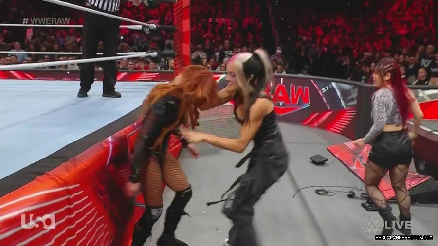 WWE_Monday_Night_Raw_2022_12_05_720p_HDTV_x264-NWCHD_mp4_007531048.jpg