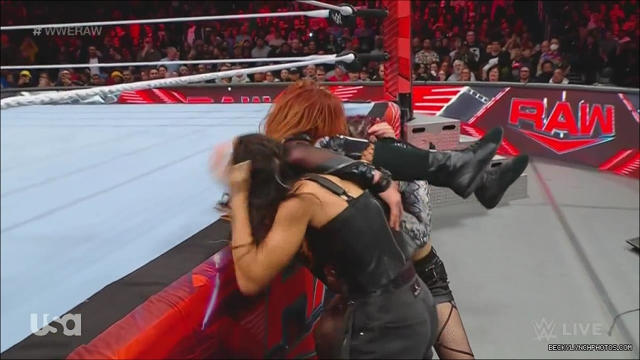 WWE_Monday_Night_Raw_2022_12_05_720p_HDTV_x264-NWCHD_mp4_007541459.jpg