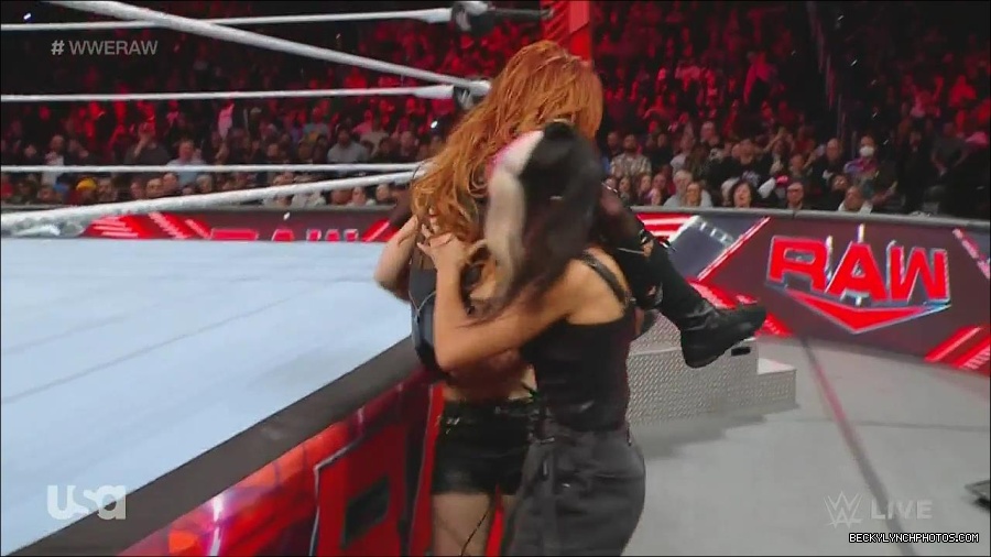 WWE_Monday_Night_Raw_2022_12_05_720p_HDTV_x264-NWCHD_mp4_007542660.jpg