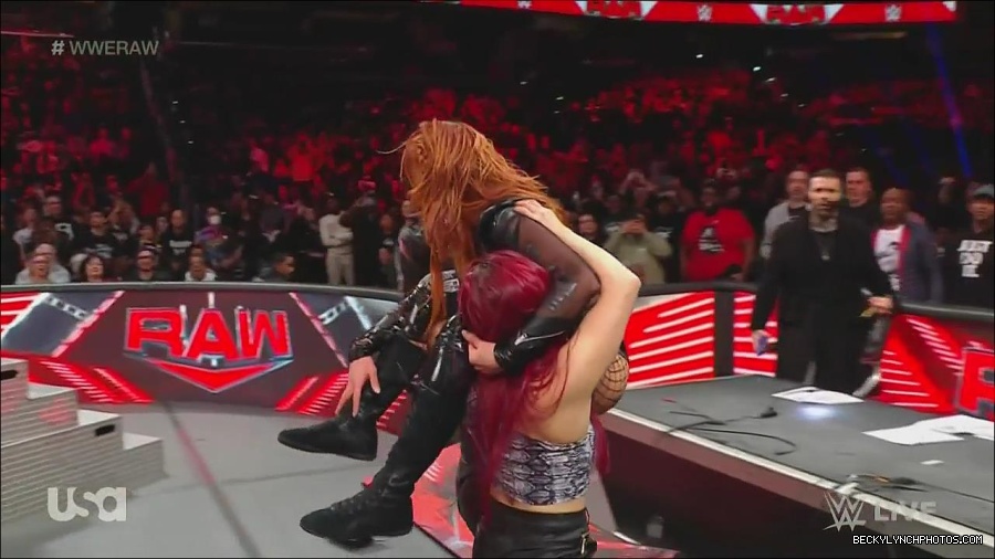 WWE_Monday_Night_Raw_2022_12_05_720p_HDTV_x264-NWCHD_mp4_007545463.jpg