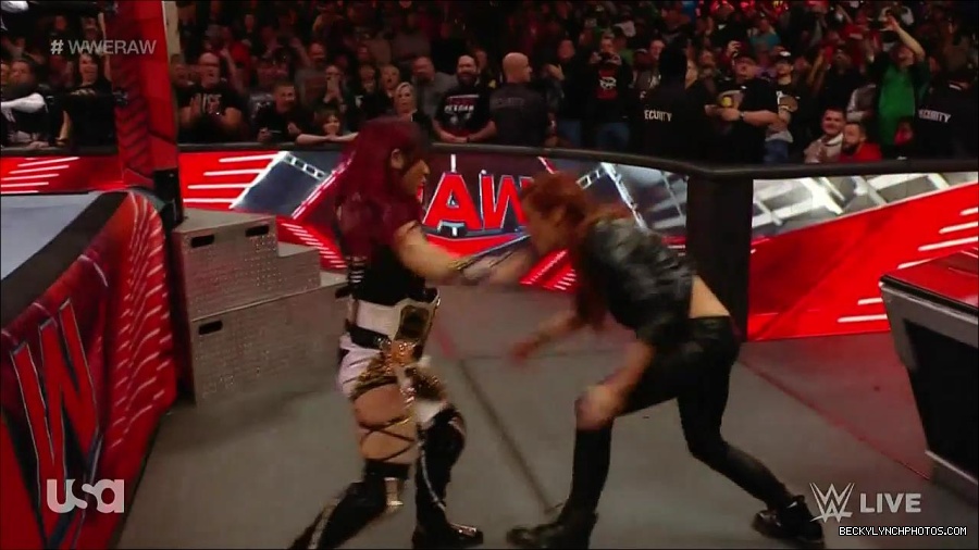 WWE_Monday_Night_Raw_2022_12_12_720p_HDTV_x264-NWCHD_mp4_000187353.jpg