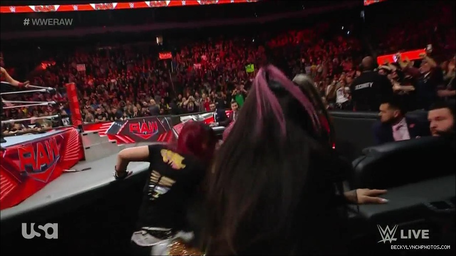 WWE_Monday_Night_Raw_2022_12_12_720p_HDTV_x264-NWCHD_mp4_000208575.jpg