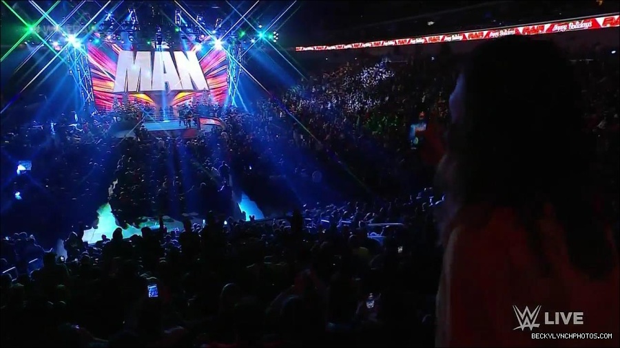 WWE_Monday_Night_Raw_2022_12_19_720p_HDTV_x264-NWCHD_mp4_005717316.jpg