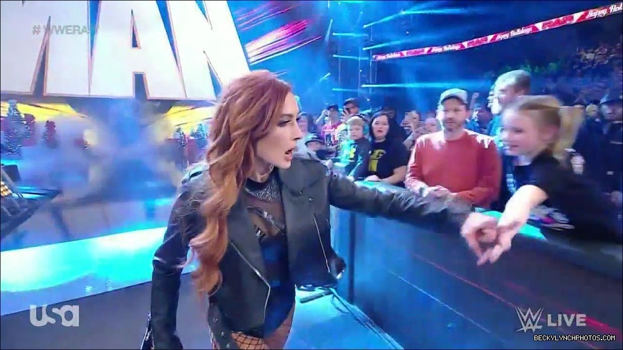 WWE_Monday_Night_Raw_2022_12_19_720p_HDTV_x264-NWCHD_mp4_005741340.jpg