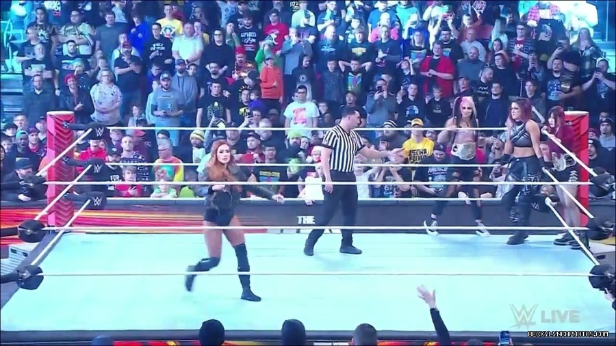 WWE_Monday_Night_Raw_2022_12_19_720p_HDTV_x264-NWCHD_mp4_005758156.jpg