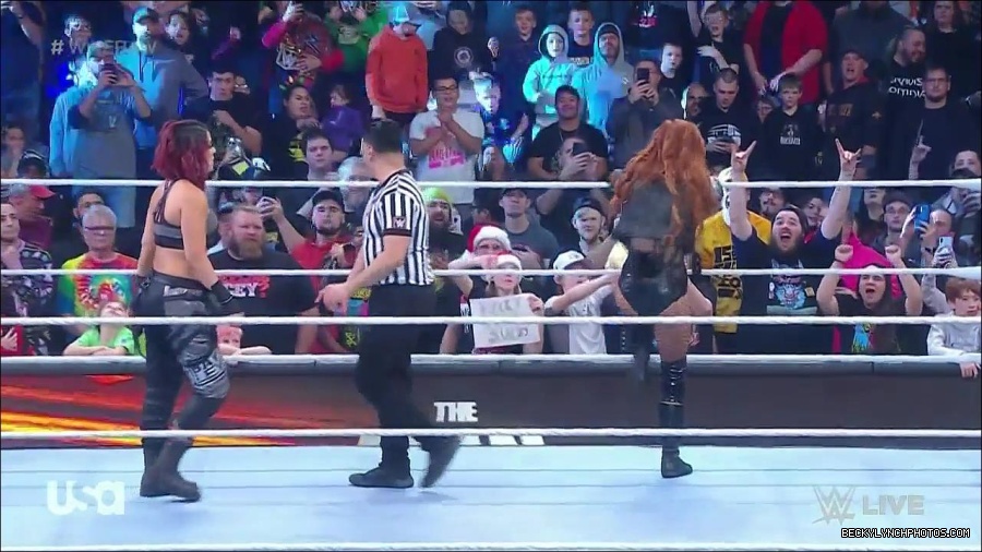 WWE_Monday_Night_Raw_2022_12_19_720p_HDTV_x264-NWCHD_mp4_005777376.jpg