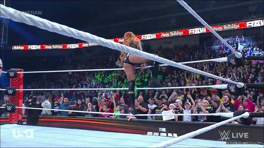 WWE_Monday_Night_Raw_2022_12_19_720p_HDTV_x264-NWCHD_mp4_005780979.jpg