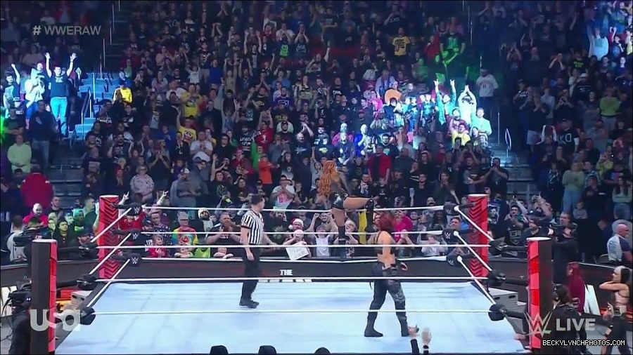 WWE_Monday_Night_Raw_2022_12_19_720p_HDTV_x264-NWCHD_mp4_005782581.jpg