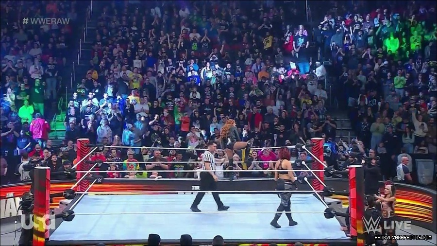 WWE_Monday_Night_Raw_2022_12_19_720p_HDTV_x264-NWCHD_mp4_005783382.jpg