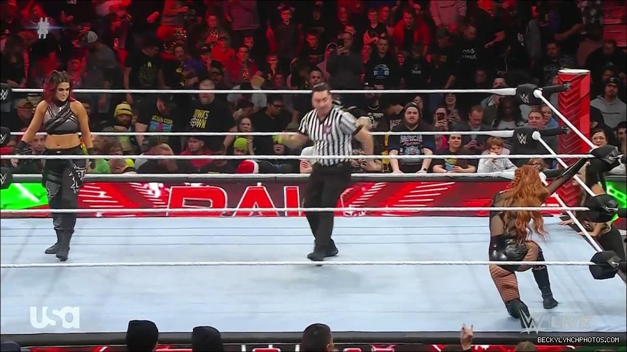 WWE_Monday_Night_Raw_2022_12_19_720p_HDTV_x264-NWCHD_mp4_005799398.jpg