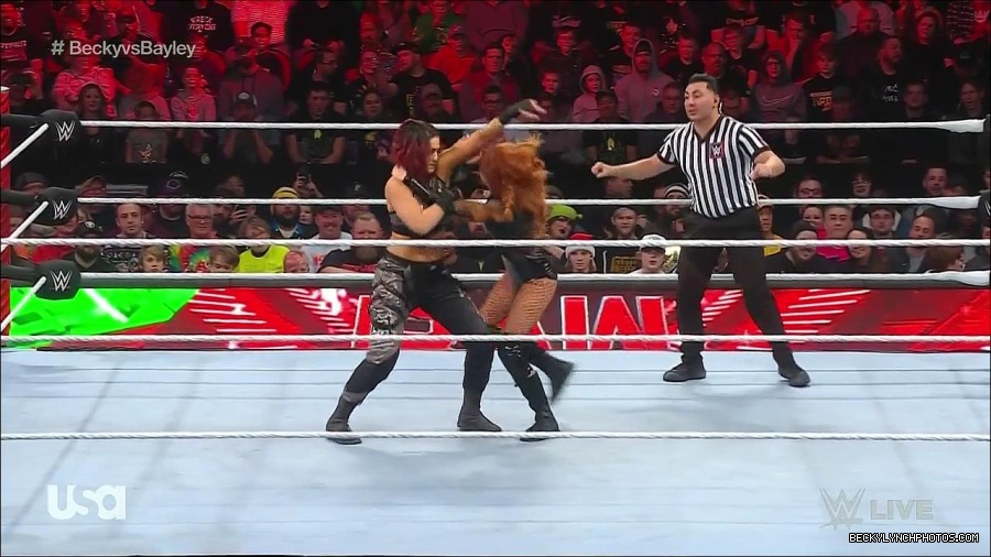 WWE_Monday_Night_Raw_2022_12_19_720p_HDTV_x264-NWCHD_mp4_005821019.jpg
