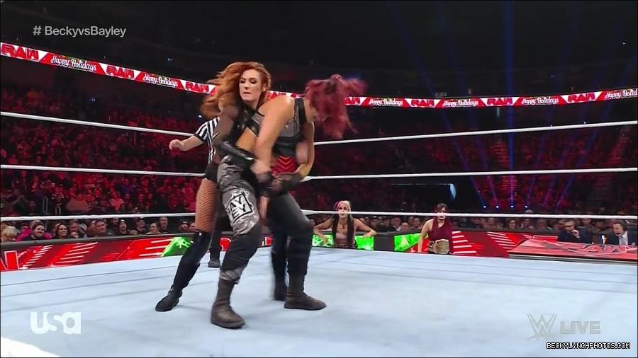 WWE_Monday_Night_Raw_2022_12_19_720p_HDTV_x264-NWCHD_mp4_005821420.jpg