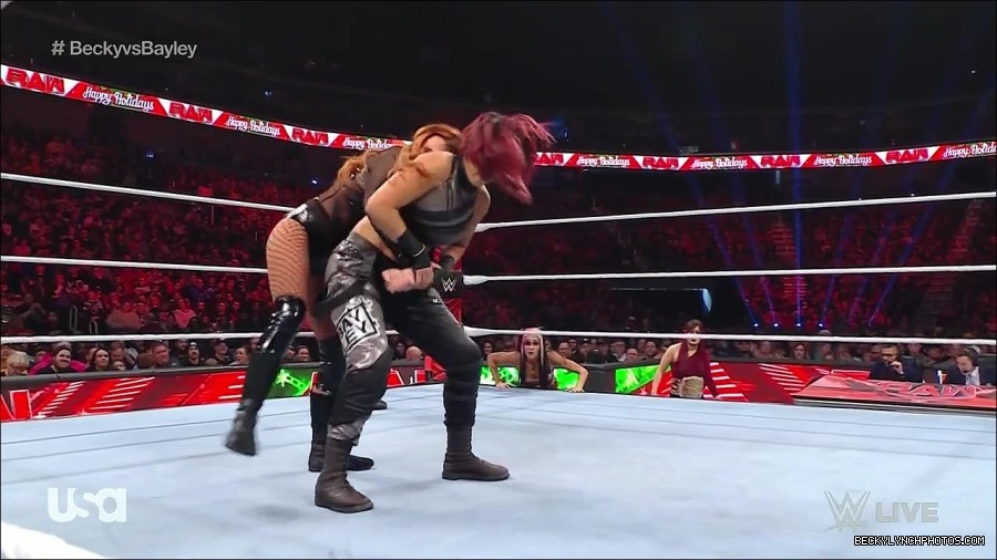 WWE_Monday_Night_Raw_2022_12_19_720p_HDTV_x264-NWCHD_mp4_005821820.jpg