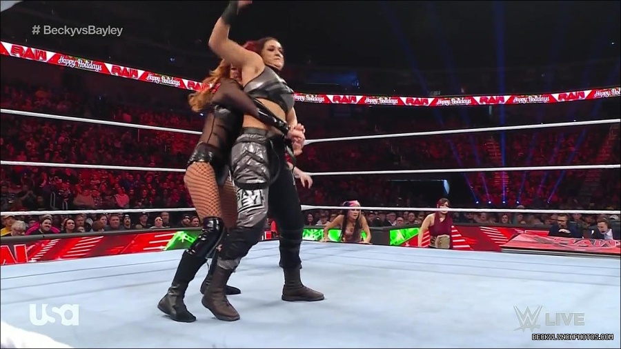 WWE_Monday_Night_Raw_2022_12_19_720p_HDTV_x264-NWCHD_mp4_005822621.jpg