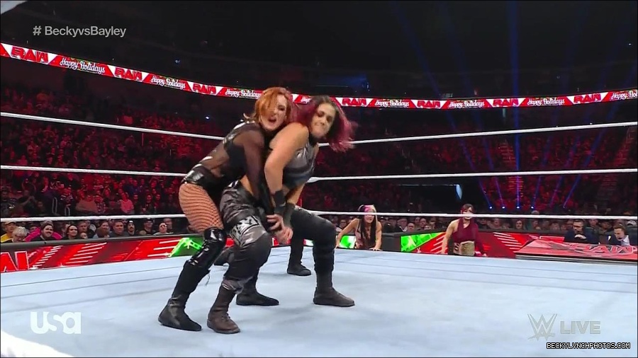 WWE_Monday_Night_Raw_2022_12_19_720p_HDTV_x264-NWCHD_mp4_005823021.jpg