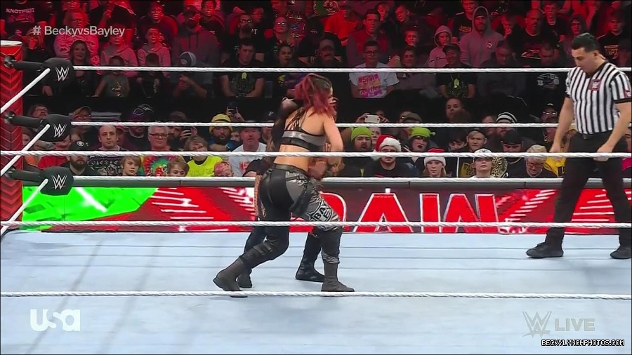 WWE_Monday_Night_Raw_2022_12_19_720p_HDTV_x264-NWCHD_mp4_005827025.jpg