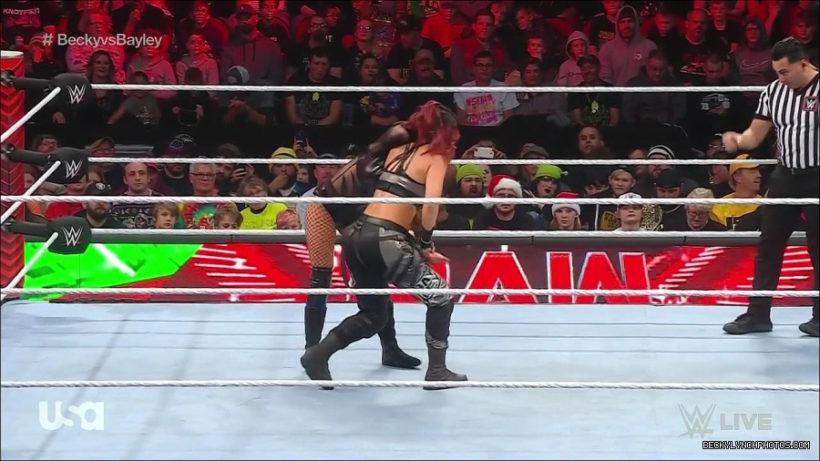 WWE_Monday_Night_Raw_2022_12_19_720p_HDTV_x264-NWCHD_mp4_005827426.jpg