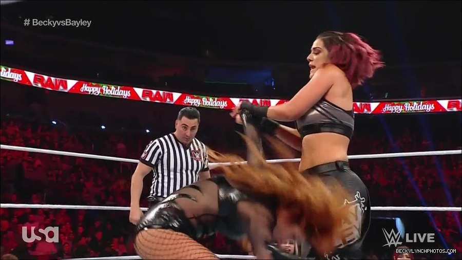 WWE_Monday_Night_Raw_2022_12_19_720p_HDTV_x264-NWCHD_mp4_005833832.jpg