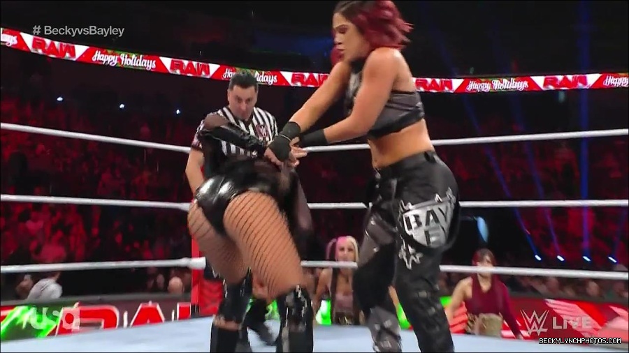 WWE_Monday_Night_Raw_2022_12_19_720p_HDTV_x264-NWCHD_mp4_005834232.jpg