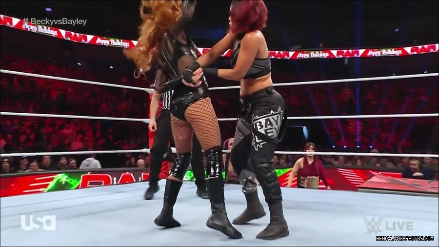 WWE_Monday_Night_Raw_2022_12_19_720p_HDTV_x264-NWCHD_mp4_005834633.jpg