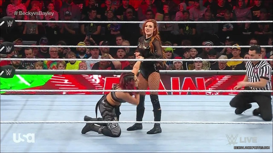 WWE_Monday_Night_Raw_2022_12_19_720p_HDTV_x264-NWCHD_mp4_005838637.jpg