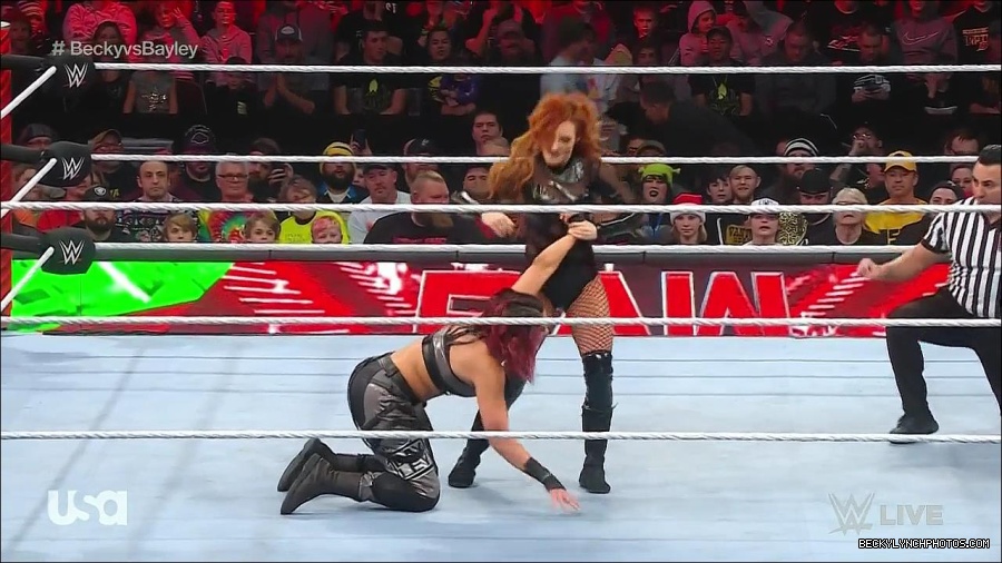 WWE_Monday_Night_Raw_2022_12_19_720p_HDTV_x264-NWCHD_mp4_005841039.jpg